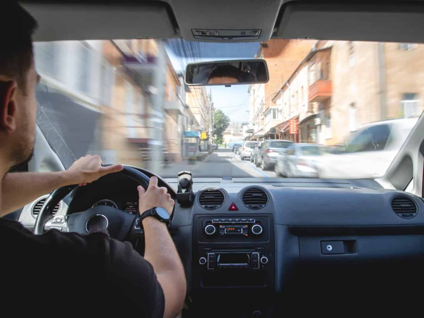 Tempolimits und Kontrollen – wie Autofahrer während des Blitzermarathons sicher und ohne Bußgeld unterwegs bleiben. / Foto: pvproductions auf freepik.com