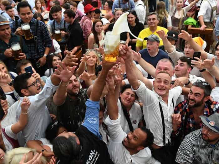 Ein Oktoberfest ohne Bier - für die meisten Menschen undenkbar. (Illustration) / Foto: Felix Hörhager/dpa