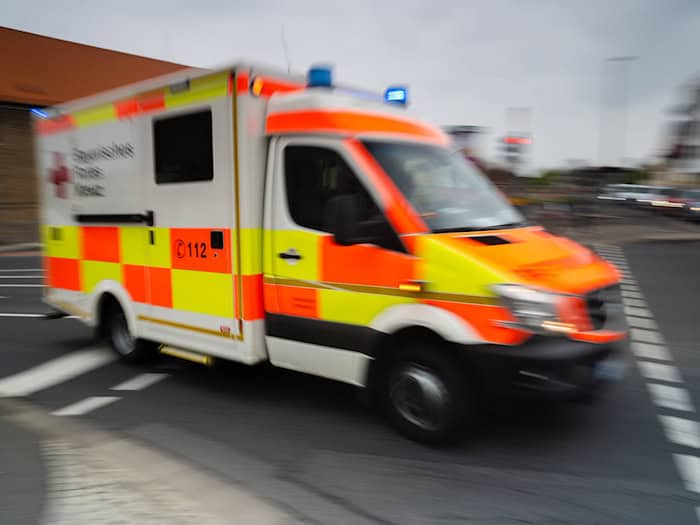 Mit lebensgefährlichen Verletzungen wurde eine 88-Jährige nach einem Unfall in Würzburg in eine Klinik gebracht. (Symbolbild)  / Foto: Nicolas Armer/dpa