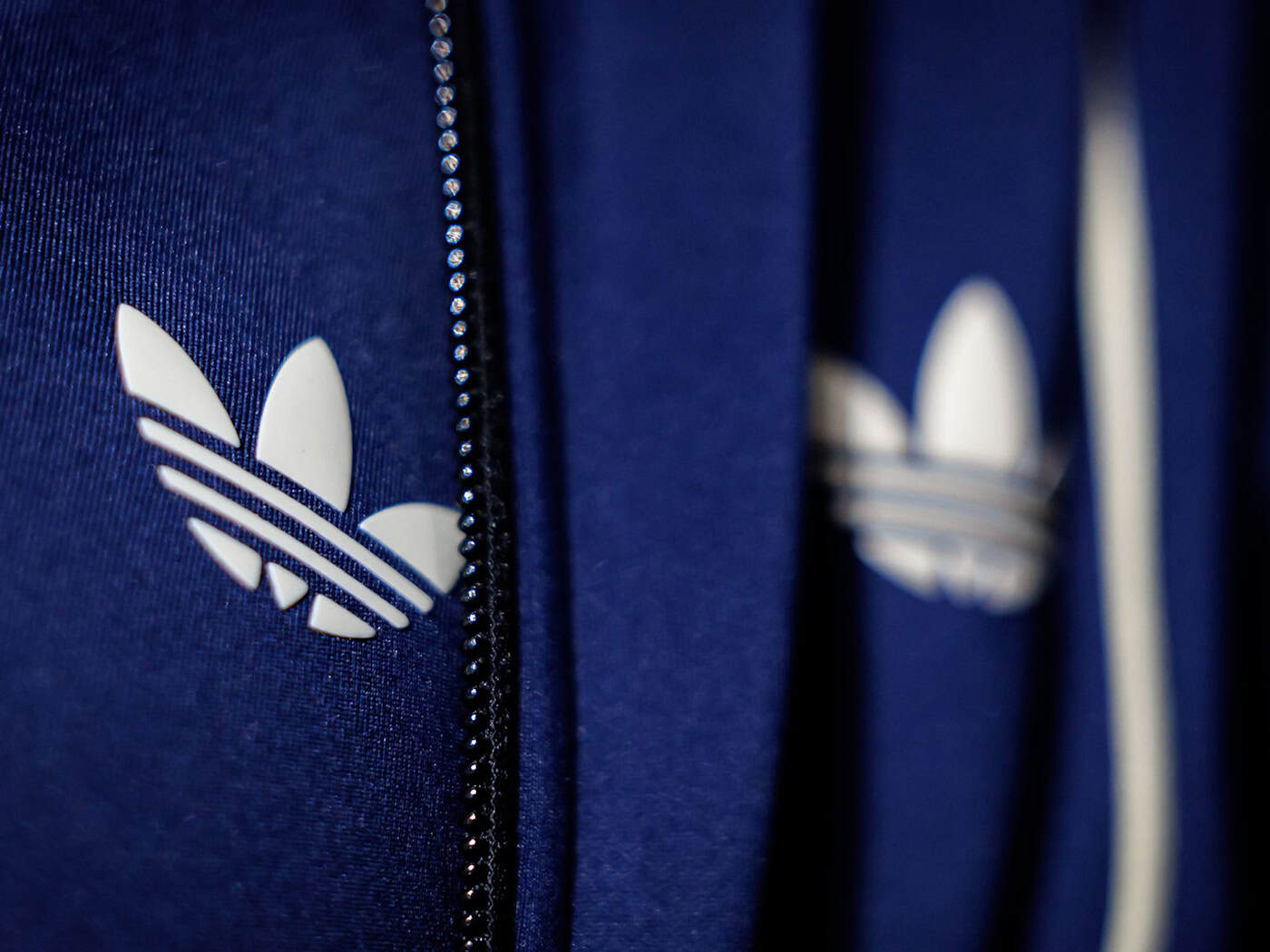 Trotz einer komplizierten Weltlage hat der Sportartikelkonzern Adidas eines der besten Quartale der Firmengeschichte hingelegt (Archivbild).  / Foto: Daniel Karmann/dpa