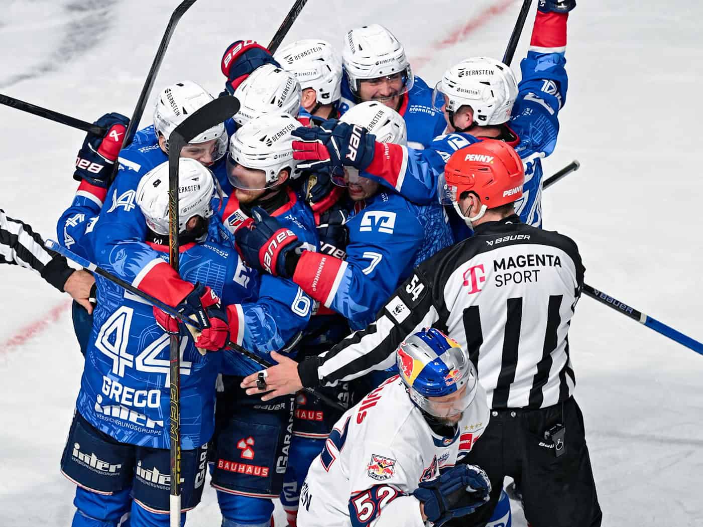 Nach 2019 mal wieder im Finale: die Adler Mannheim. (Archivbild) / Foto: Uwe Anspach/dpa