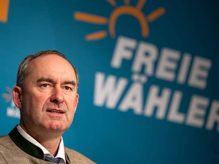 Bayerns Wirtschaftsminister Hubert Aiwanger (Freie Wähler) will eine Enthaltung Bayerns im Bundesrat durchsetzen, wenn es um die 1.000-Euro-Entlastungsprämie aufgrund hoher Energiekosten geht (Archivbild).  / Foto: Lennart Preiss/dpa