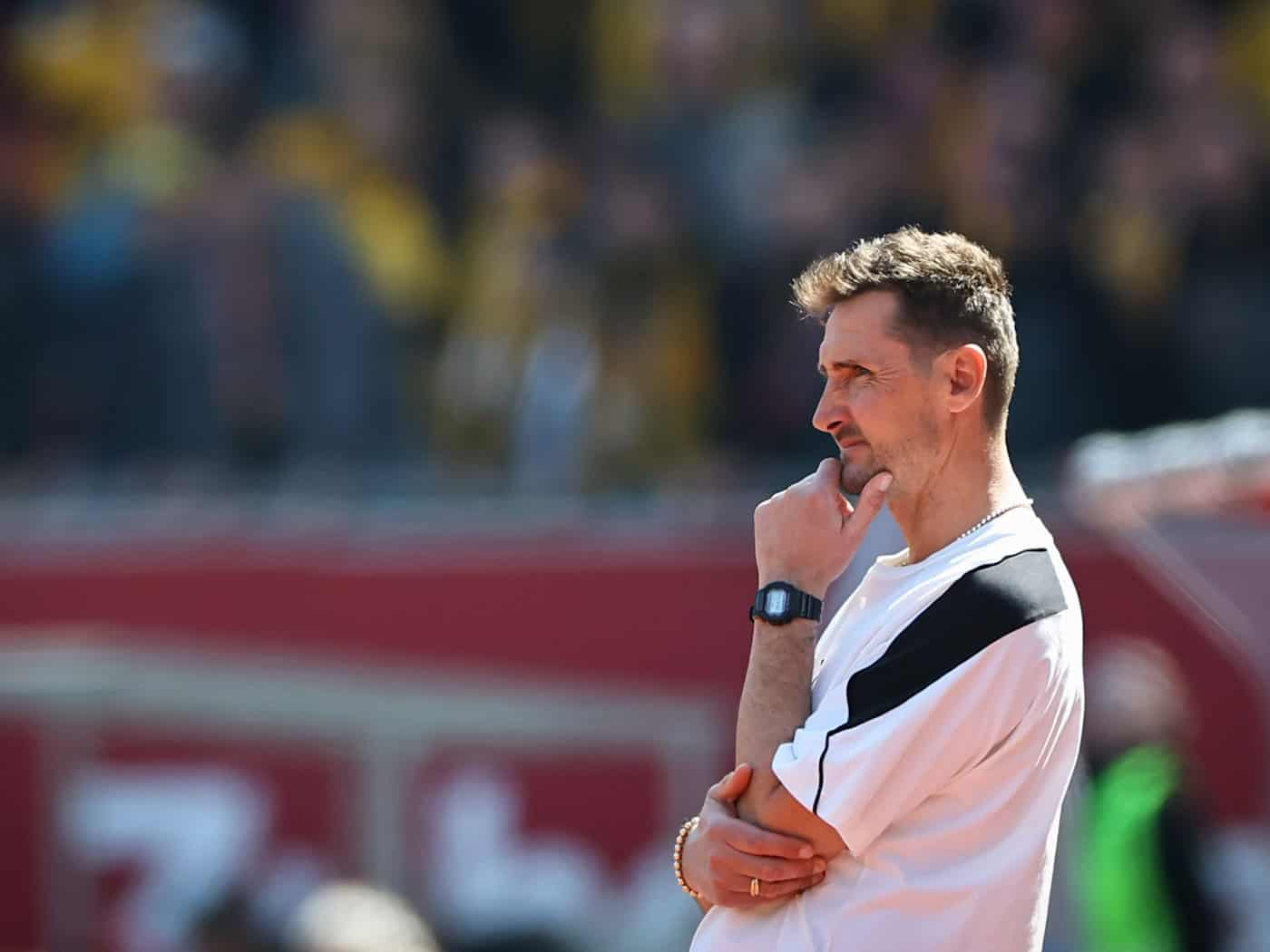 Nachdenklich am Spielfeldrand: Miroslav Klose. / Foto: Daniel Karmann/dpa