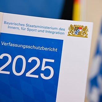 Die Demokratie ist unter Druck - nicht nur durch inländische Extremisten, auch aus dem Ausland kommen Angriffe.  / Foto: Sven Hoppe/dpa