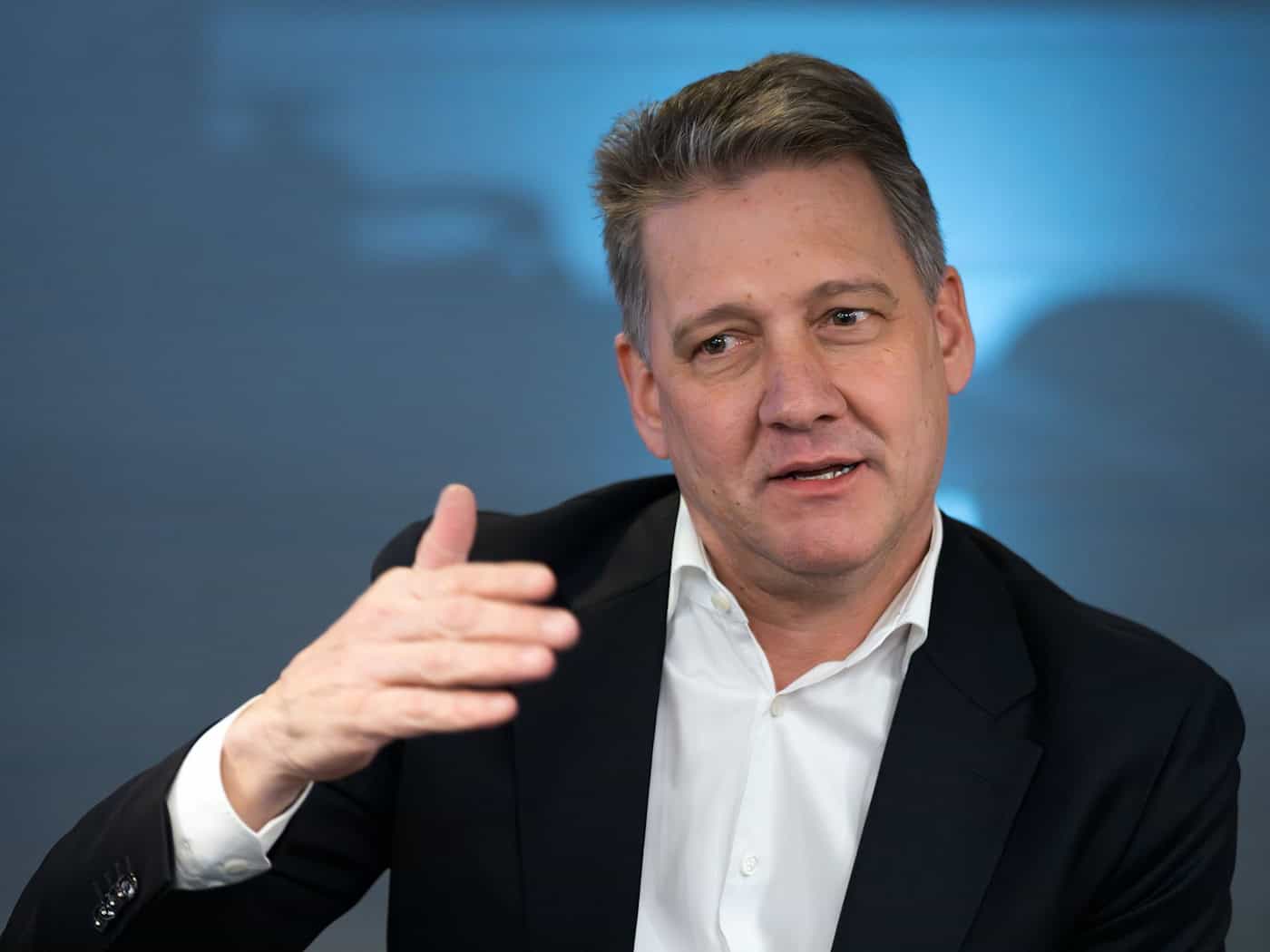 Audi-Chef Gernot Döllner sieht trotz existierender Sparprogramme den Bedarf, die Kosten weiter zu senken. (Archivbild) / Foto: Soeren Stache/dpa