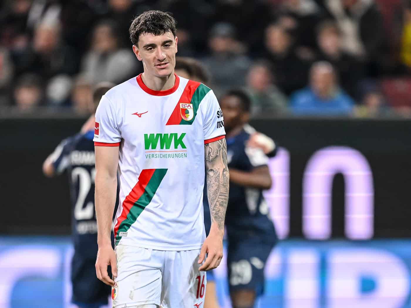 Enttäuscht nach dem 2:2-Unentschieden: Augsburgs Cedric Zesiger. / Foto: Harry Langer/dpa