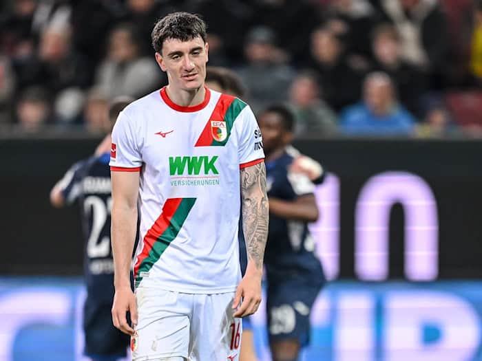 Enttäuscht nach dem 2:2-Unentschieden: Augsburgs Cedric Zesiger. / Foto: Harry Langer/dpa