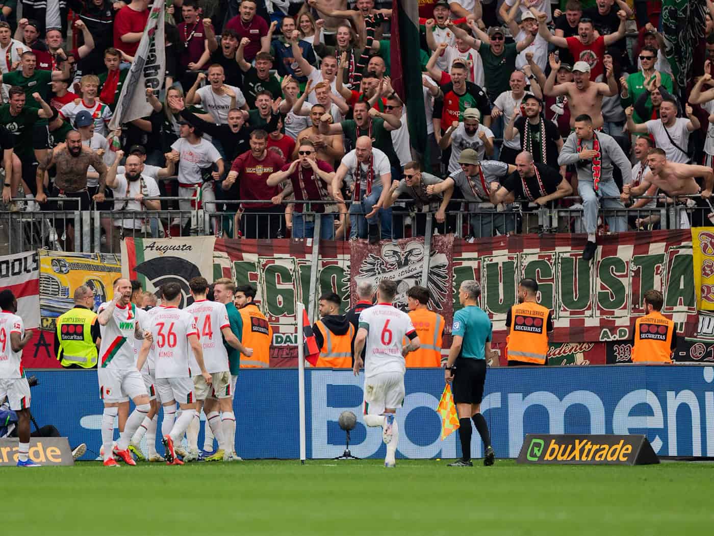 Augsburg jubelt über das 2:1 nach einem verwandelten Elfmeter in der Nachspielzeit.  / Foto: Rolf Vennenbernd/dpa
