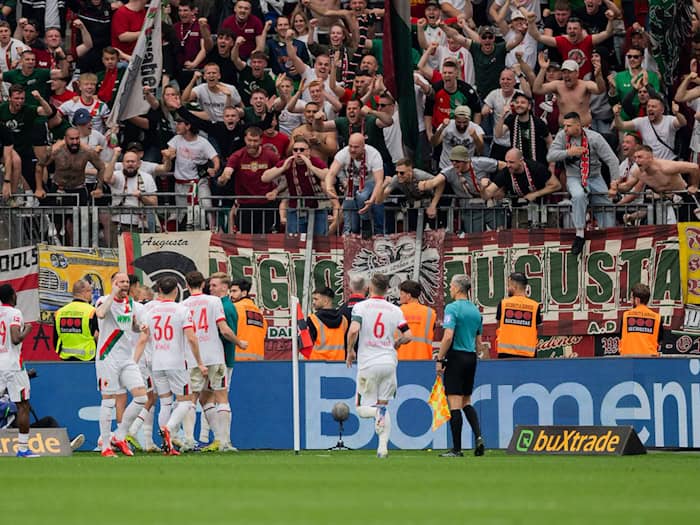 Augsburg jubelt über das 2:1 nach einem verwandelten Elfmeter in der Nachspielzeit.  / Foto: Rolf Vennenbernd/dpa