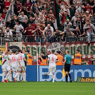 Augsburg jubelt über das 2:1 nach einem verwandelten Elfmeter in der Nachspielzeit.  / Foto: Rolf Vennenbernd/dpa