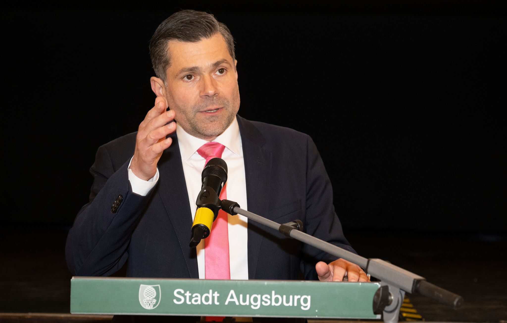 Augsburgs neuer OB Freund startet mit Vierer-Bündnis
