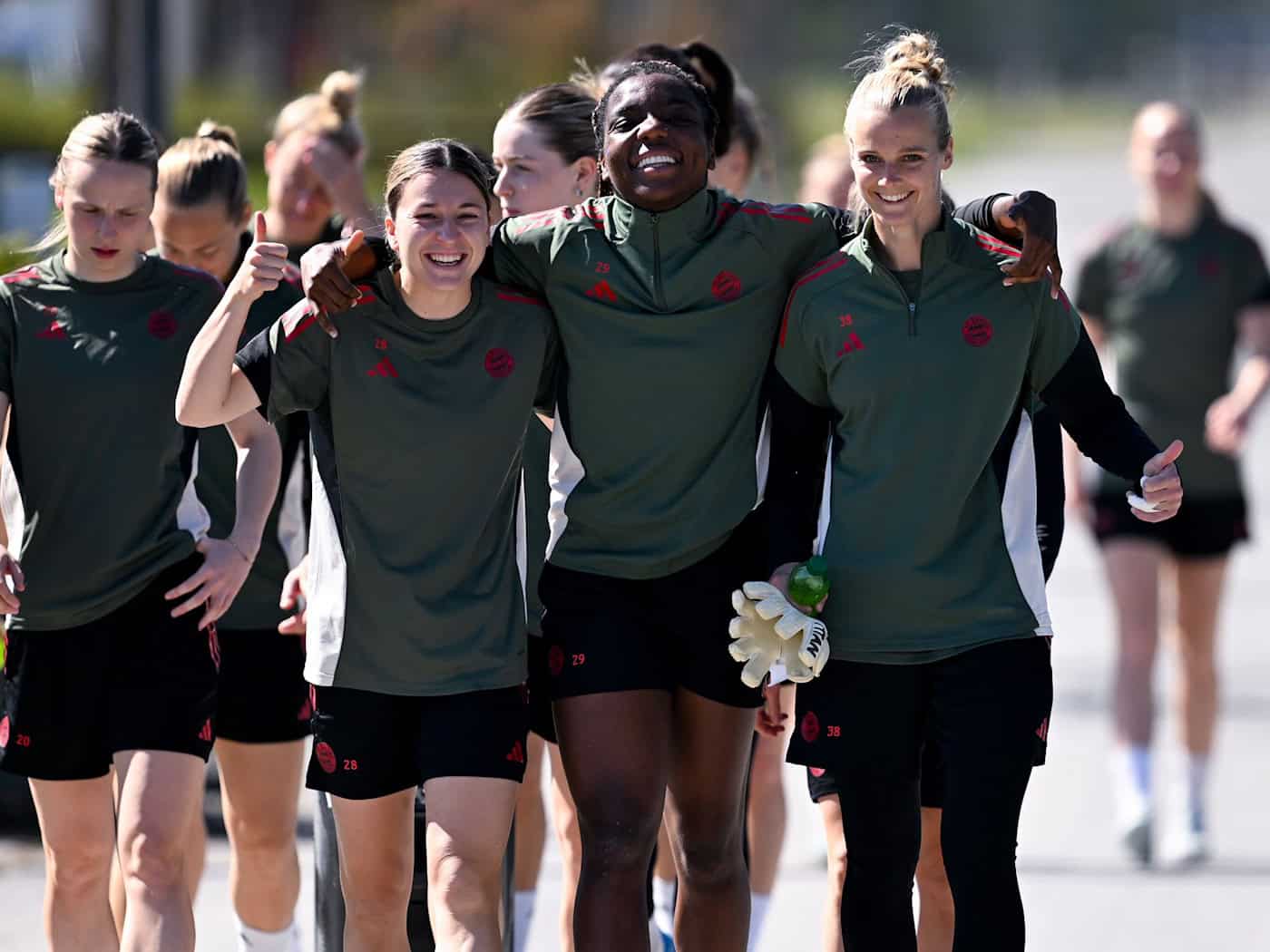 Gute Laune vor dem bislang wichtigsten Spiel des Jahres: die Fußballerinnen des FC Bayern. / Foto: Sven Hoppe/dpa