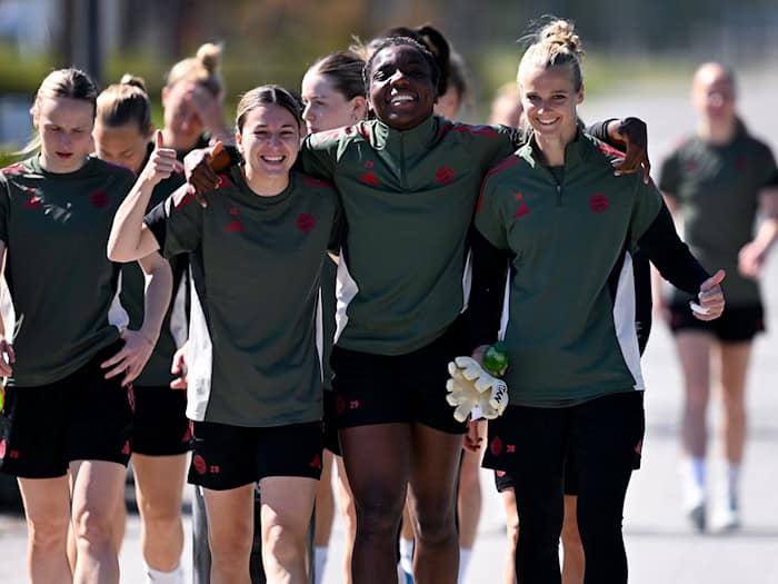 Gute Laune vor dem bislang wichtigsten Spiel des Jahres: die Fußballerinnen des FC Bayern. / Foto: Sven Hoppe/dpa