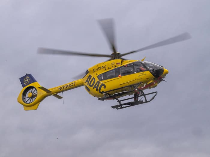 Die Mitfahrerin musste per Rettungshubschrauber in eine Klinik geflogen werden. (Symbolbild) / Foto: Peter Kneffel/dpa
