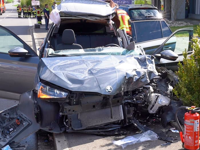 Lange Zeit reanimieren Rettungskräfte eine Zweijährige, dann kommt sie mit lebensgefährlichen Verletzungen ins Krankenhaus.  / Foto: Malte Tiedemann/NEWS5/dpa