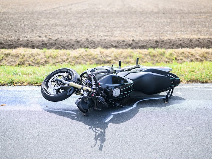 Der Motorradfahrer wurde beim Zusammenstoß über das Auto geschleudert. (Symbolbild) / Foto: Julian Stratenschulte/dpa