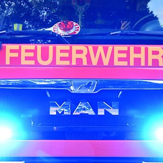 Nach einer Verpuffung stand eine Autolackiererei in Fürth in Vollbrand. (Symbolbild) / Foto: Carsten Rehder/dpa