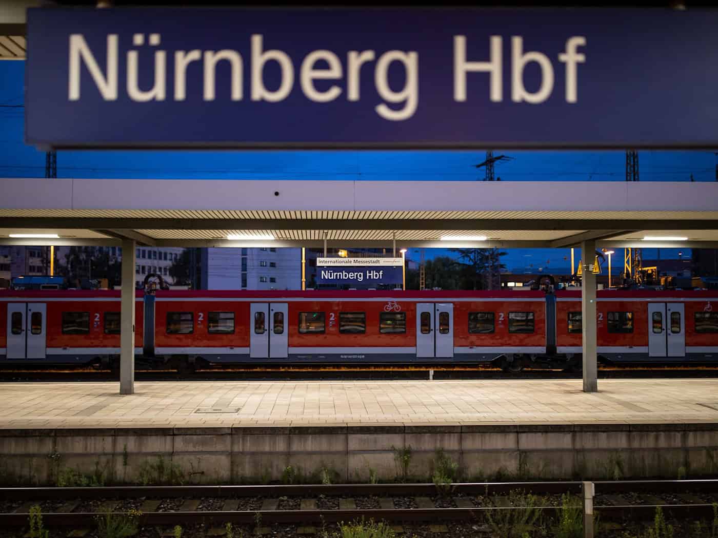 Die Bahn meldete eine Sperrung des Nürnberger Hauptbahnhofs - ein Fehler. (Archivbild) / Foto: Daniel Karmann/dpa