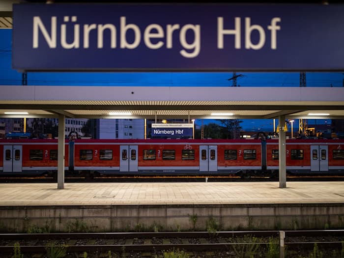 Die Bahn meldete eine Sperrung des Nürnberger Hauptbahnhofs - ein Fehler. (Archivbild) / Foto: Daniel Karmann/dpa
