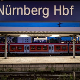 Die Bahn meldete eine Sperrung des Nürnberger Hauptbahnhofs - ein Fehler. (Archivbild) / Foto: Daniel Karmann/dpa