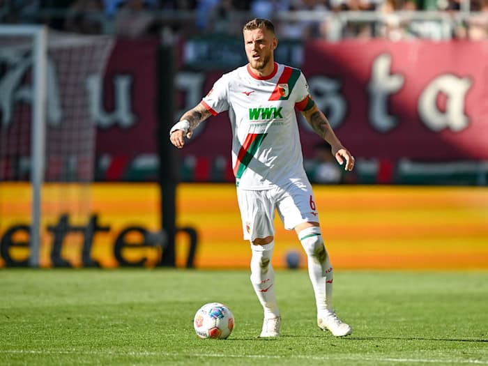 Bereit für ein Comeback? Augsburgs Kapitän Jeffrey Gouweleeuw. (Archivbild) / Foto: Harry Langer/dpa