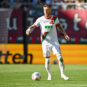 Bereit für ein Comeback? Augsburgs Kapitän Jeffrey Gouweleeuw. (Archivbild) / Foto: Harry Langer/dpa