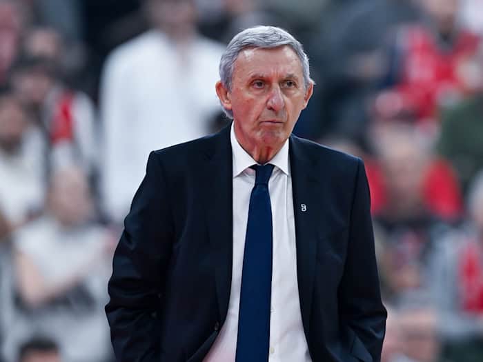 Svetislav Pesic kassierte mit Bayern bei seinem ehemaligen Team Barcelona eine deutliche Pleite. (Archivbild) / Foto: Sven Hoppe/dpa