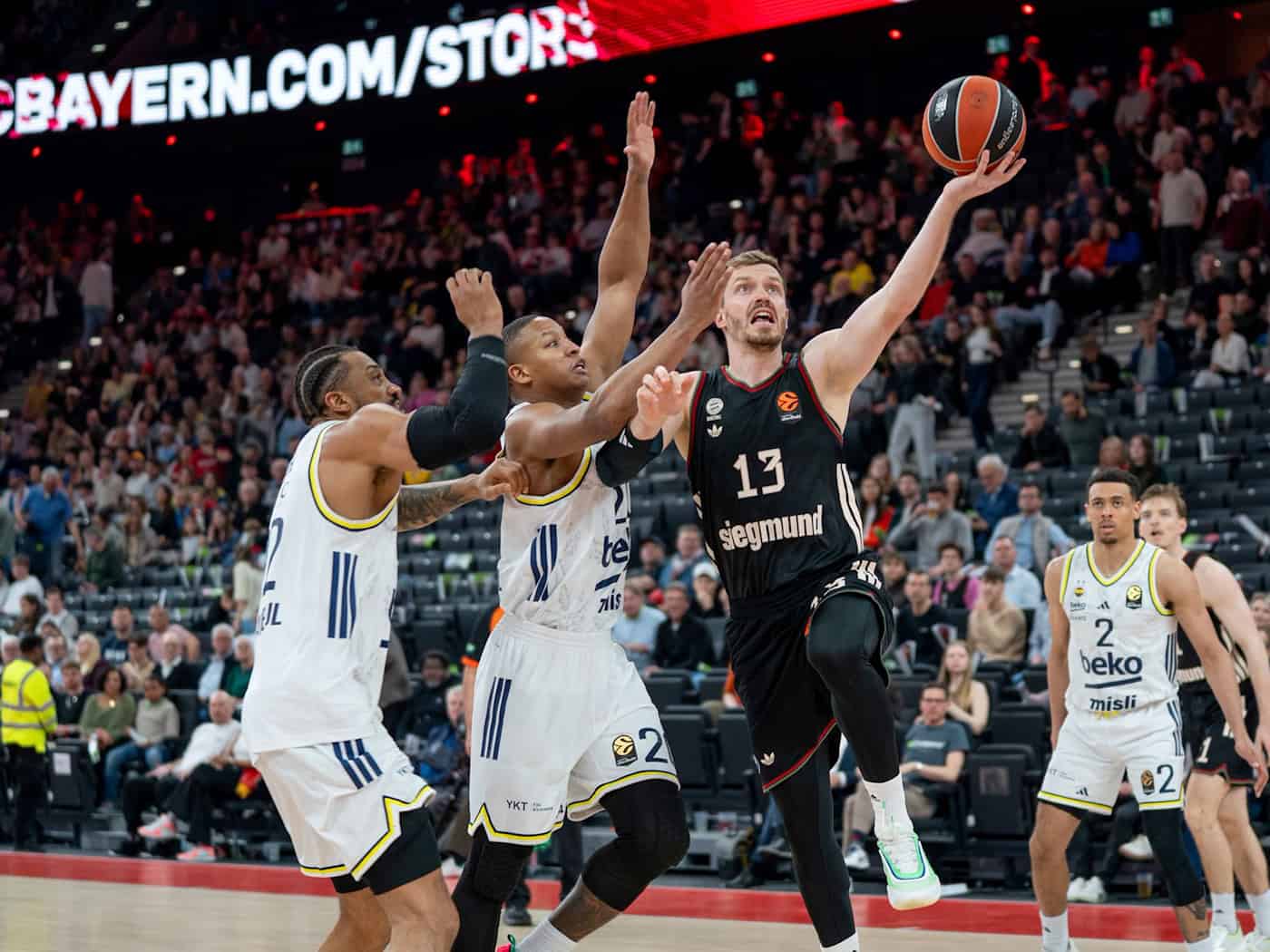 Andreas Obst zieht zum Korb. / Foto: Helen Fiona/dpa