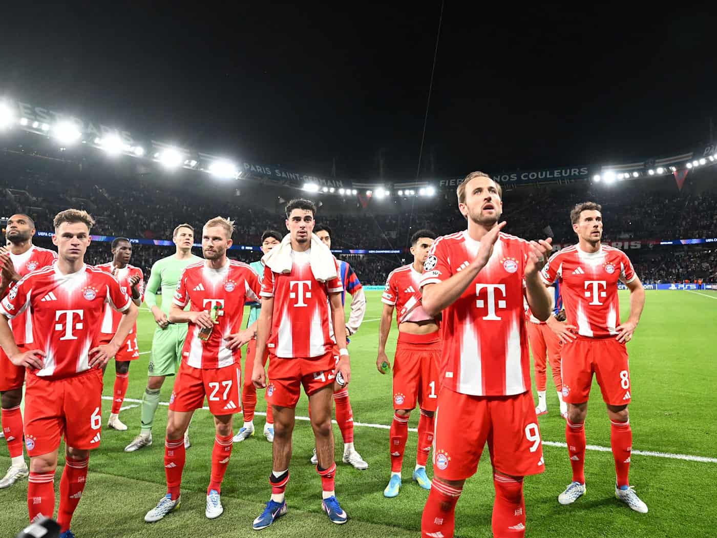 Die Bayern-Profis um Torjäger Harry Kane (vorne) bedanken sich bei den mitgereisten Fans für die Unterstützung im Prinzenpark. / Foto: Federico Gambarini/dpa