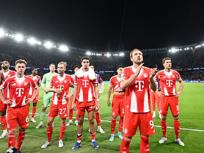 Die Bayern-Profis um Torjäger Harry Kane (vorne) bedanken sich bei den mitgereisten Fans für die Unterstützung im Prinzenpark. / Foto: Federico Gambarini/dpa