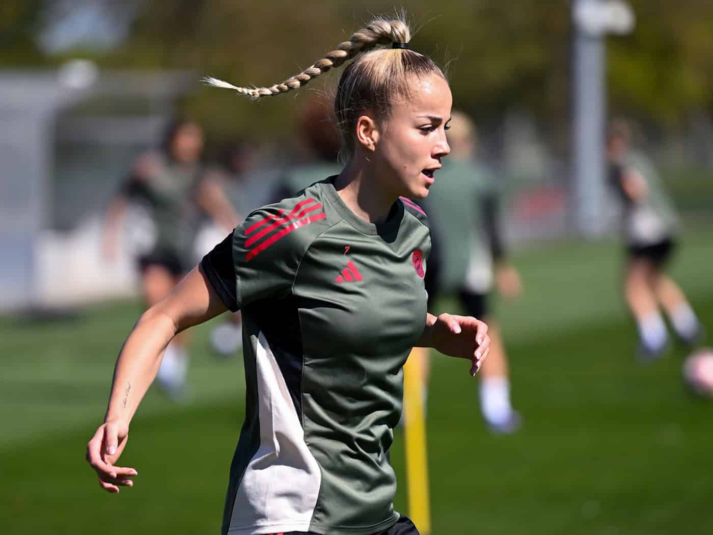 Fußball-Nationalspielerin Giulia Gwinn im Abschlusstraining zum Champions-League-Halbfinale gegen den FC Barcelona.  / Foto: Sven Hoppe/dpa