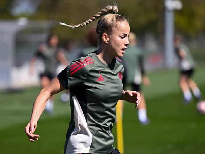 Fußball-Nationalspielerin Giulia Gwinn im Abschlusstraining zum Champions-League-Halbfinale gegen den FC Barcelona.  / Foto: Sven Hoppe/dpa