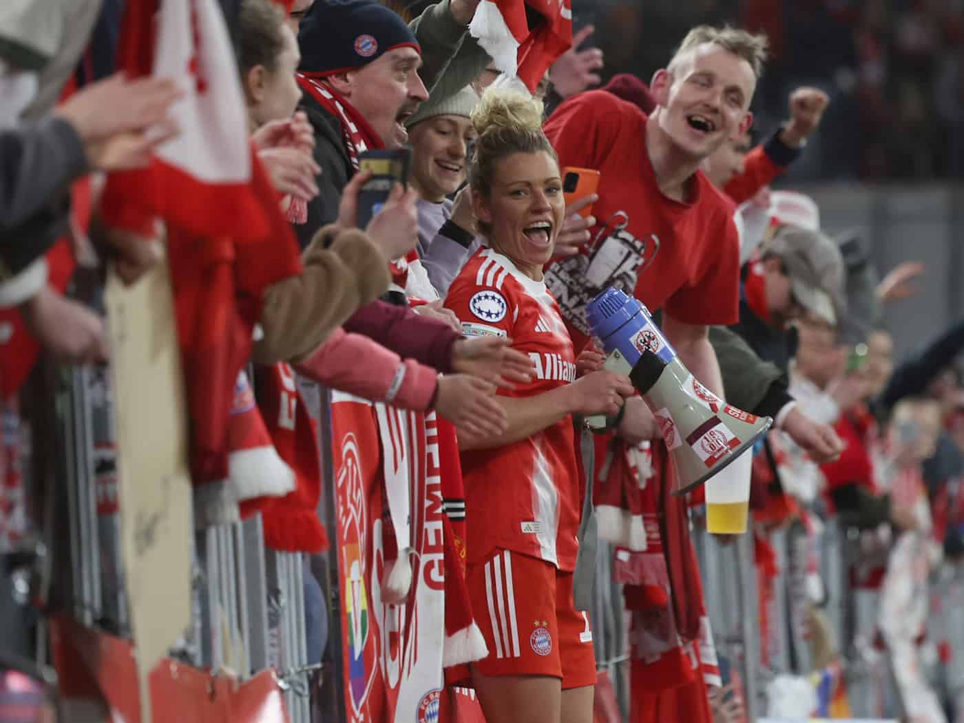 Unter Fans: Linda Dallmann bei den Anhängern des FC Bayern. / Foto: Karl-Josef Hildenbrand/dpa