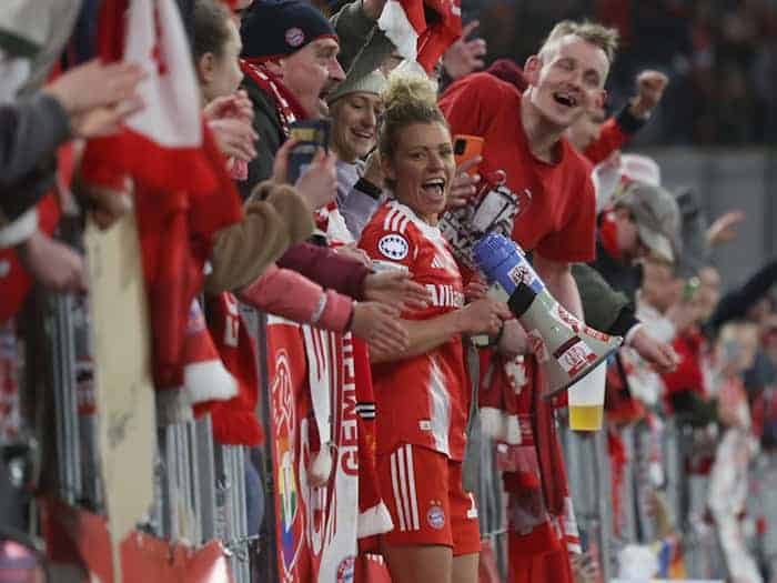 Unter Fans: Linda Dallmann bei den Anhängern des FC Bayern. / Foto: Karl-Josef Hildenbrand/dpa