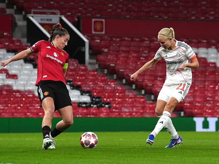 Schießt sie die Bayern in das Champions-League-Halbfinale? Stürmerin Pernille Harder (rechts). (Archivbild) / Foto: Martin Rickett/PA Wire/dpa