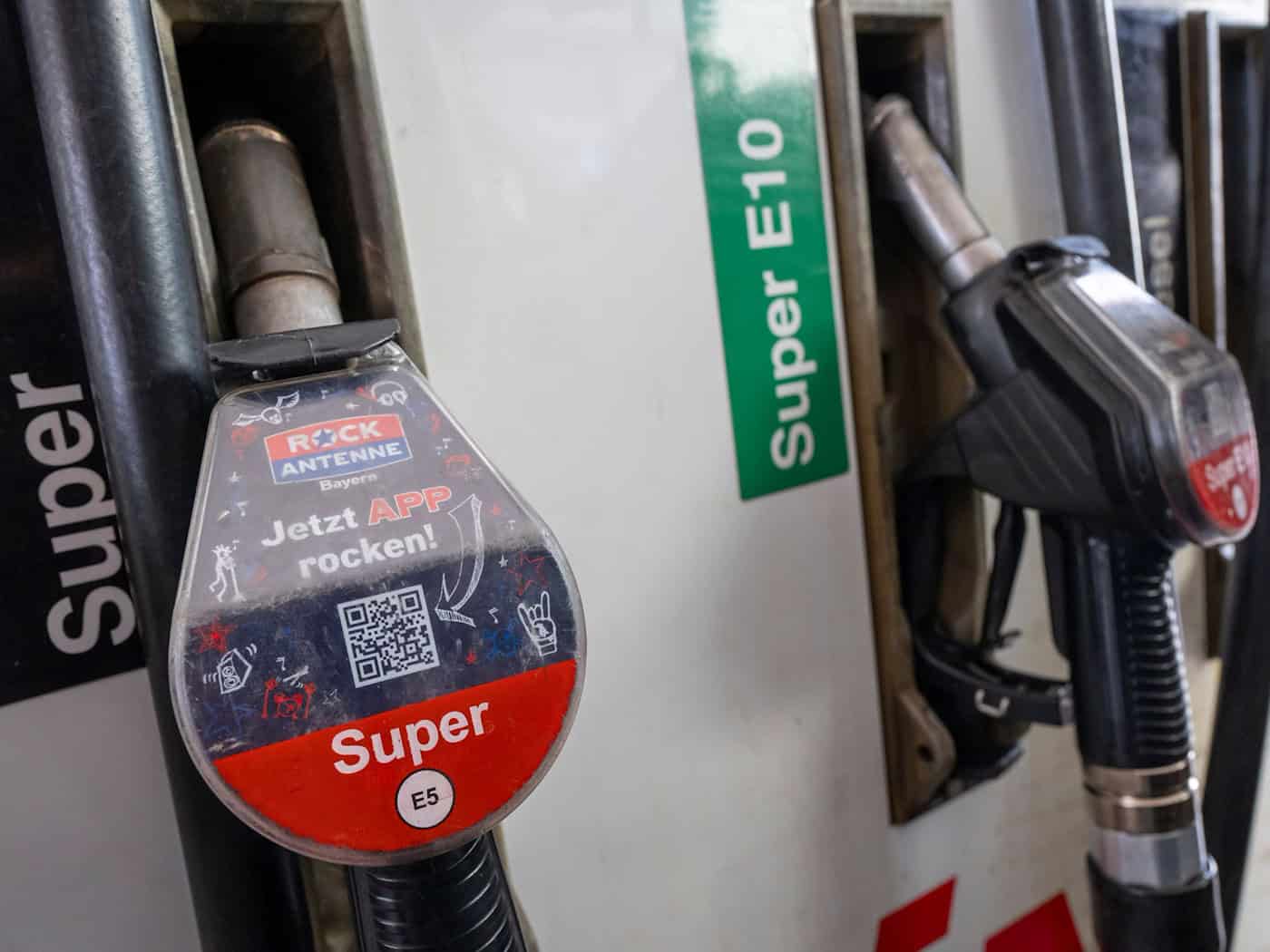 In Bayern tankt es sich zurzeit besonders teuer. (Archivbild) / Foto: Peter Kneffel/dpa