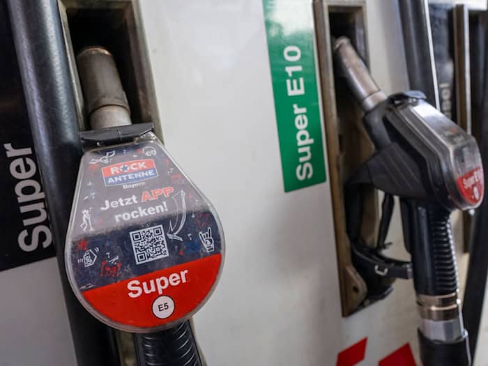 In Bayern tankt es sich zurzeit besonders teuer. (Archivbild) / Foto: Peter Kneffel/dpa