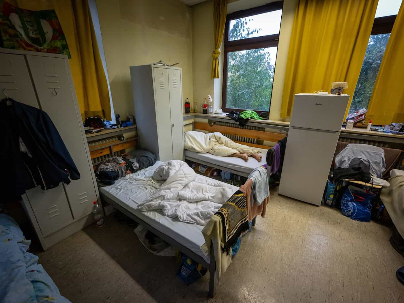 Durch die Schließung besonders teurer Unterkünfte will der Freistaat möglichst viel Geld sparen. (Symbolfoto) / Foto: Peter Kneffel/dpa