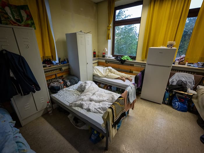 Durch die Schließung besonders teurer Unterkünfte will der Freistaat möglichst viel Geld sparen. (Symbolfoto) / Foto: Peter Kneffel/dpa