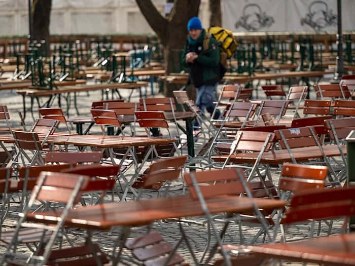 Nach einer frühlingshaften ersten Aprilwoche macht sich Regen breit. Beim Biergartenbesuch wird man wohl nass. (Archivbild) / Foto: Peter Kneffel/dpa
