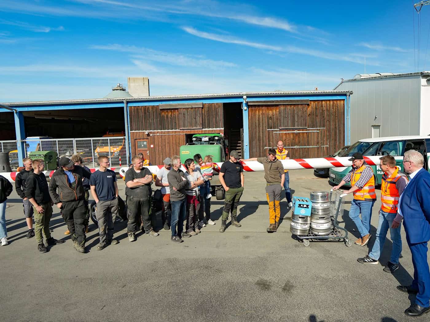 Der Bayreuther Oberbürgermeister Thomas Ebersberger (CSU, rechts im Bild) nimmt den gestohlenen Maibaum wieder in Empfang.  / Foto: Steffen Huber/Stadt Bayreuth/dpa
