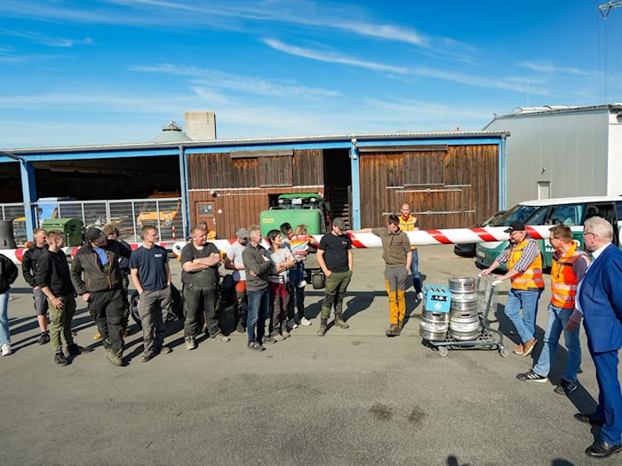 Der Bayreuther Oberbürgermeister Thomas Ebersberger (CSU, rechts im Bild) nimmt den gestohlenen Maibaum wieder in Empfang.  / Foto: Steffen Huber/Stadt Bayreuth/dpa