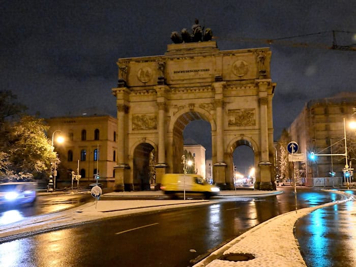Im Bundestagswahlkampf 2025 machten die Grünen am Münchner Siegestor Werbung für ihren Kanzlerkandidaten Robert Habeck. Die Aktion war von der Stadt nicht genehmigt und hat ein Bußgeld zur Folge. (Archivbild) / Foto: Felix Hörhager/dpa