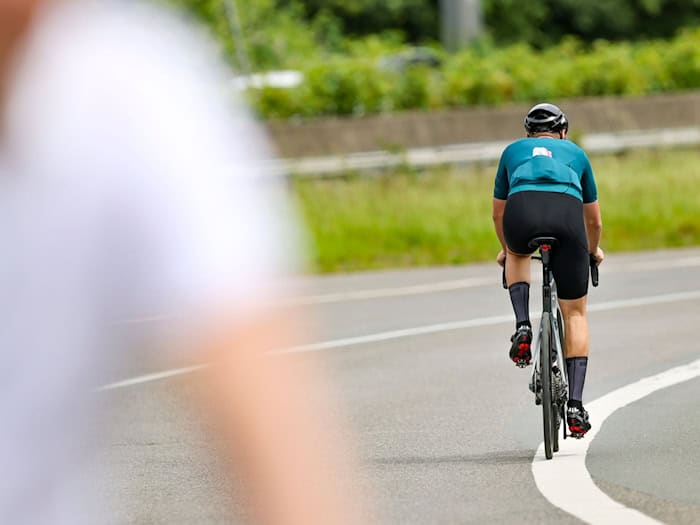 Bei Radausflug mit Ehefrau – Rennradfahrer stirbt nach Sturz