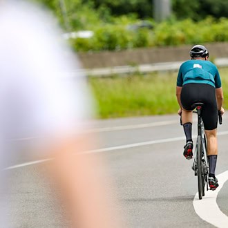 Der verletzte Rennradfahrer wird von Sanitätern und Ersthelfern zweimal reanimiert. (Symbolbild) / Foto: Christoph Reichwein/dpa