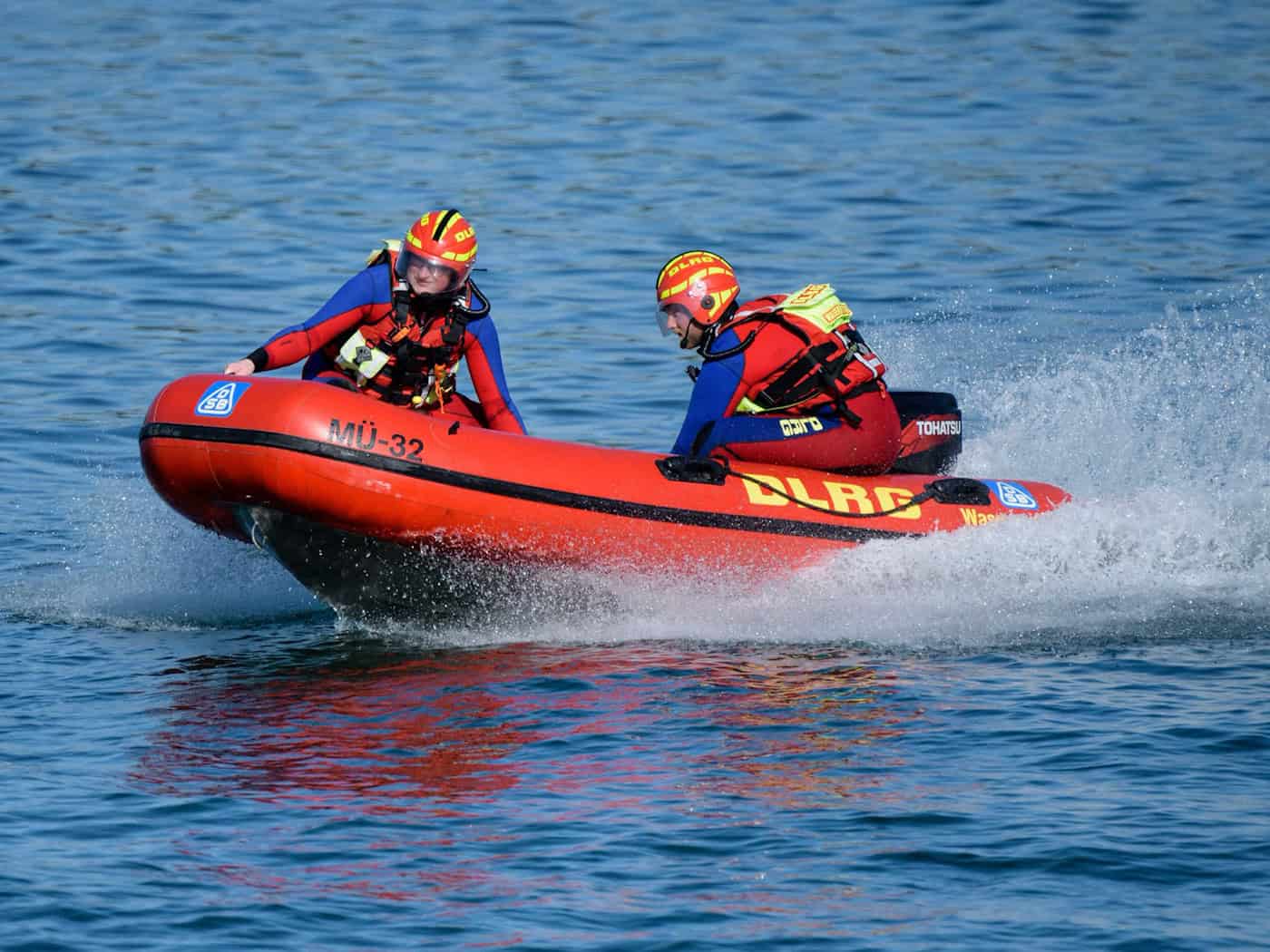 Auch die DLRG war bei der Rettung des Seglers auf dem Chiemsee beteiligt. (Symbolbild) / Foto: Matthias Balk/dpa