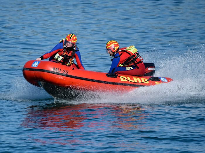 Auch die DLRG war bei der Rettung des Seglers auf dem Chiemsee beteiligt. (Symbolbild) / Foto: Matthias Balk/dpa