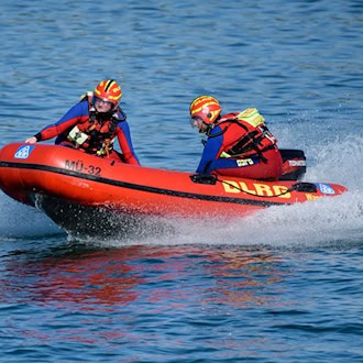 Auch die DLRG war bei der Rettung des Seglers auf dem Chiemsee beteiligt. (Symbolbild) / Foto: Matthias Balk/dpa