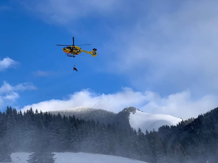 Mit einem Helikopter konnte der Urlauber aus seiner misslichen Lage gerettet werden. (Symbolbild) / Foto: Annette Reuther/dpa/dpa-tmn