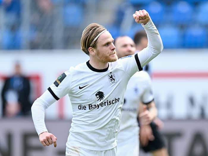 Der gesperrte Kapitän Thore Jacobsen fehlt gegen Mannheim. (Archivbild) / Foto: Uwe Anspach/dpa